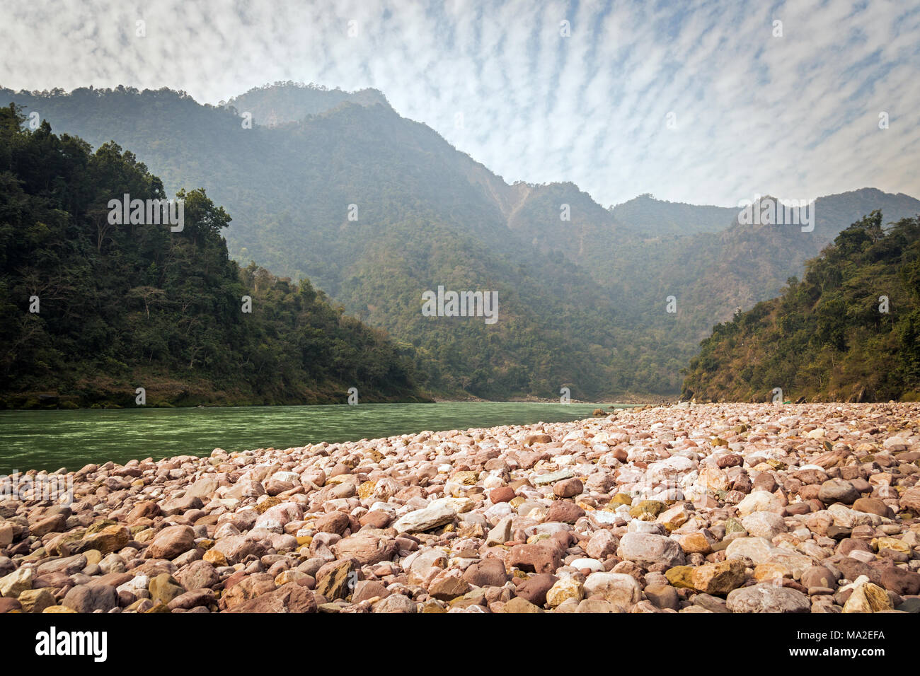 Schöne Berglandschaft im Himalaya, Uttarakhand, Indien. Sonnigen Tag des Sommers. Big Mountain, blau Ganges und frische Luft. Eco reisen. Feder Stockfoto