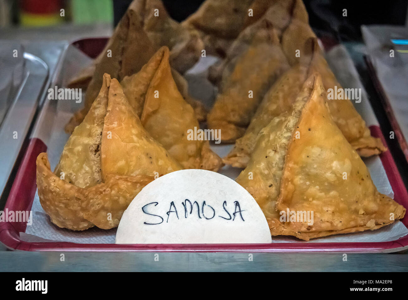 Frittierte Samosa. Traditionelle indische Pie auf der Theke im Store. Stockfoto