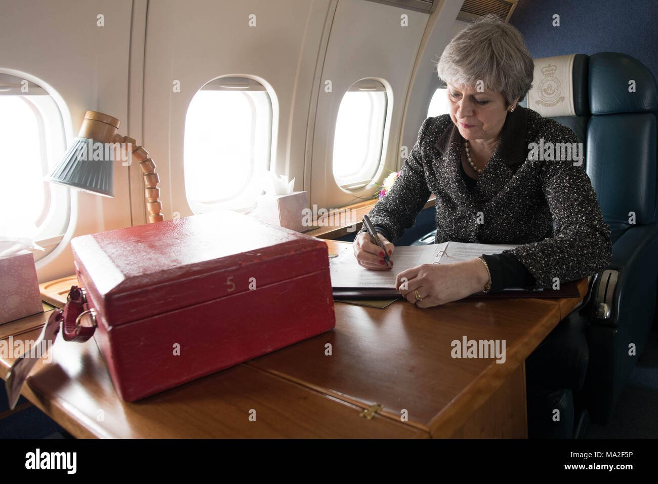 Premierministerin Theresa May fliegt nach Cardiff, nachdem sie Schottland und Nordirland während einer Tournee durch die vier Nationen Großbritanniens besucht hatte, mit dem Versprechen, das Land ein Jahr vor dem Brexit vereint zu halten. Stockfoto