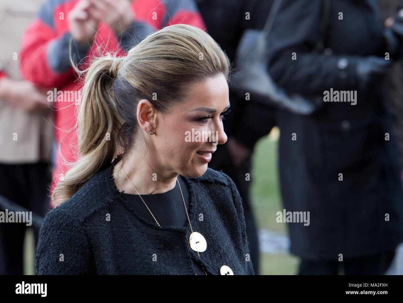 Claire Sweeney fotografiert im Jahr 2018 bei der Beerdigung von Ken Dodd in Liverpool. Stockfoto