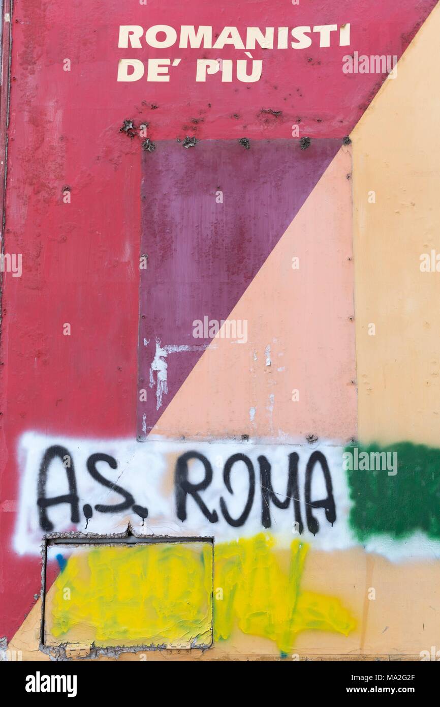 Eine Liebe der AS Roma hat für alle Ewigkeit auf eine Wand im Künstlerviertel von Testaccio geschnitzt worden, Rom Stockfoto