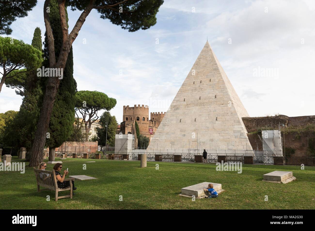 Eine pyramidenförmige Grabmal in der Nähe der Künstler Viertel Testaccio, Rom Stockfoto
