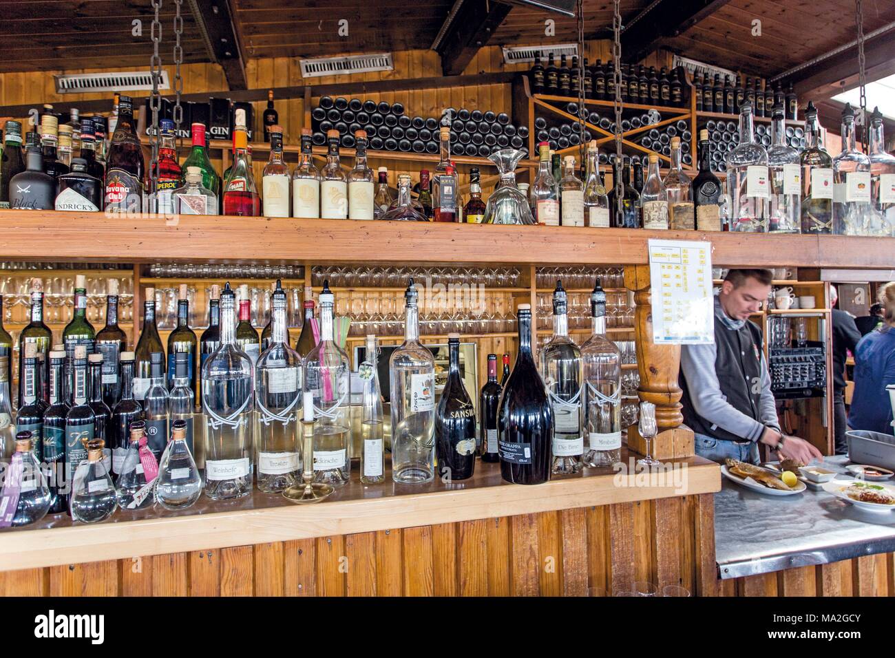 Die gut sortierte Bar im Restaurant Sansibar, Sylt Stockfoto