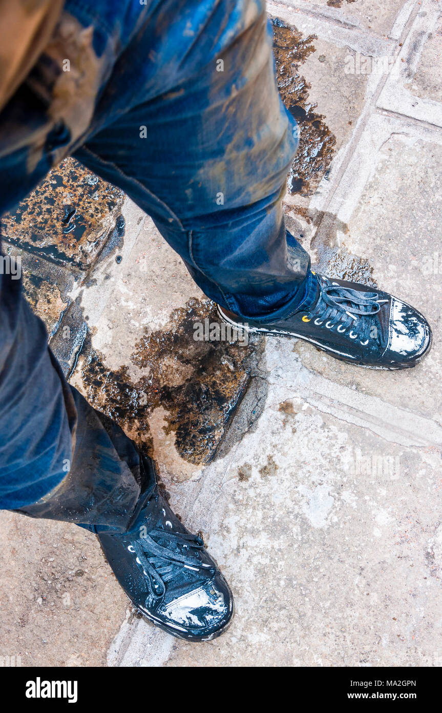 Nasse und schmutzige Kleidung jeans Schuhe von einem Mann in den Kanal von  Venedig gefallen Stockfotografie - Alamy