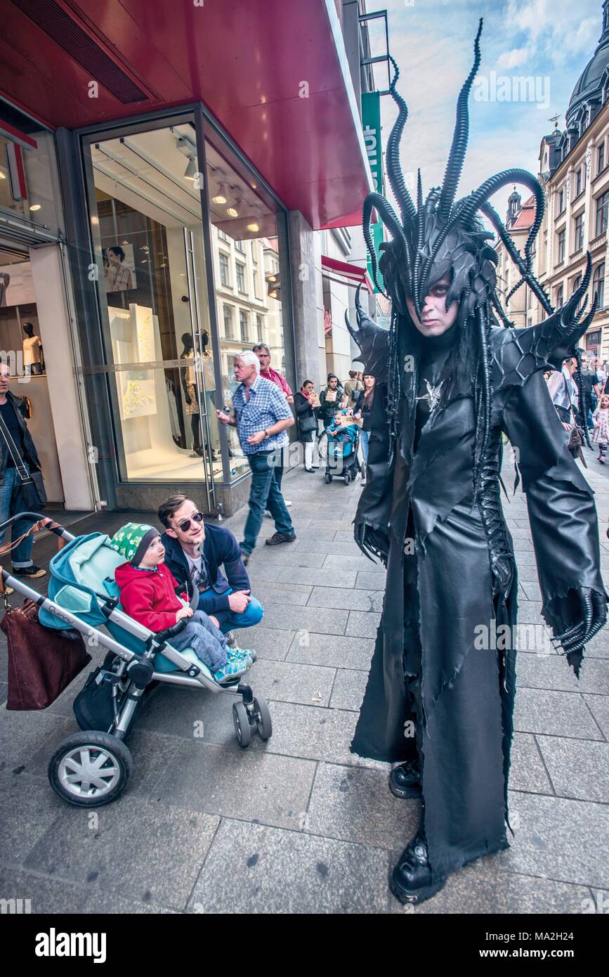 Wave-Gotik-Festival: ein Mann mit einem aufwendigen schwarze Kostüm in Leipzig Stockfoto