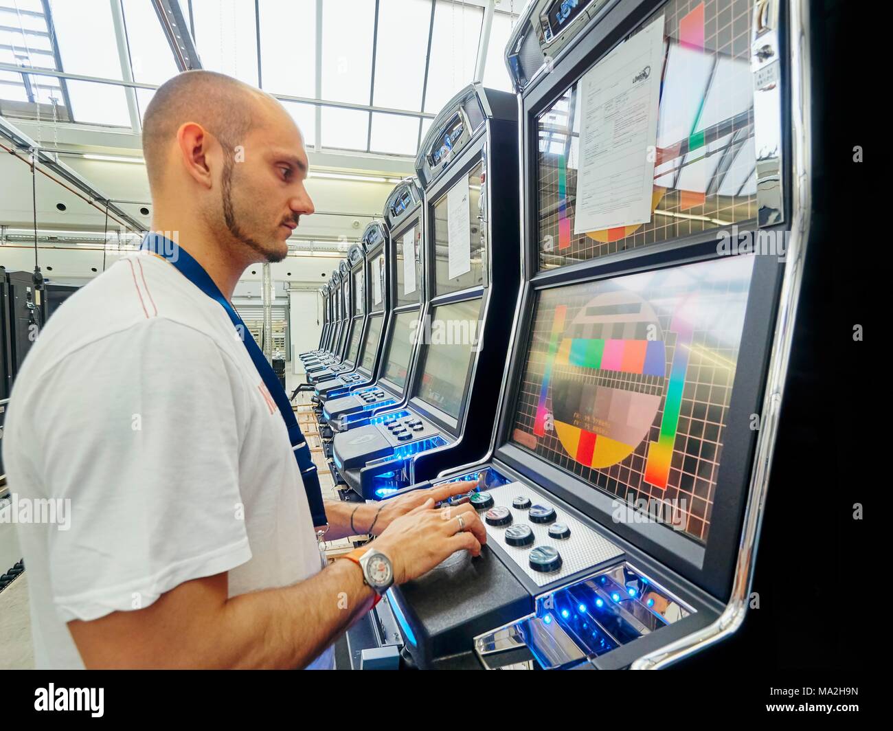 Mittelgroß, Familienunternehmen, Löwen Entertainment, Bingen, Spielautomaten, einen Arbeitnehmer, der endgültige Prüfungen, Handwerkskammer Rheinhessen, Deutschland Stockfoto