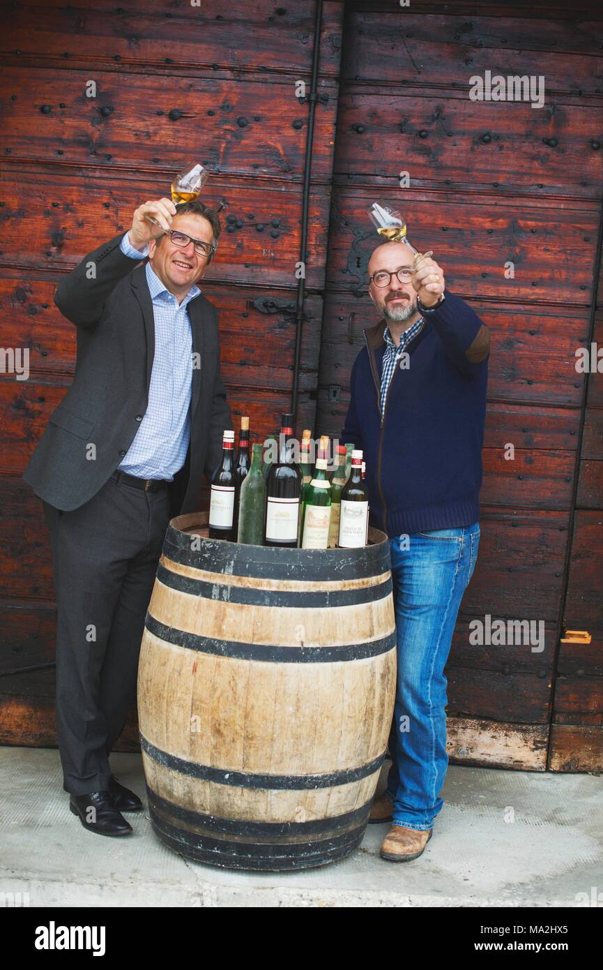 Winzer Andre Fuchs mit önologen Üierre-Olivier Dion-Labrie, Genfer See, Schweiz Stockfoto