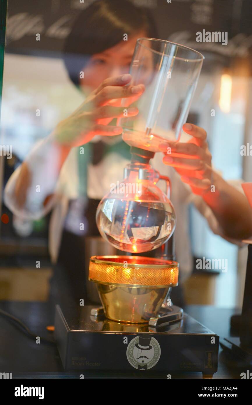 Filter Kaffee gemacht, ein Barista mit einem siphon an der 'Stockholm Espresso Club" in Hamburg Stockfoto
