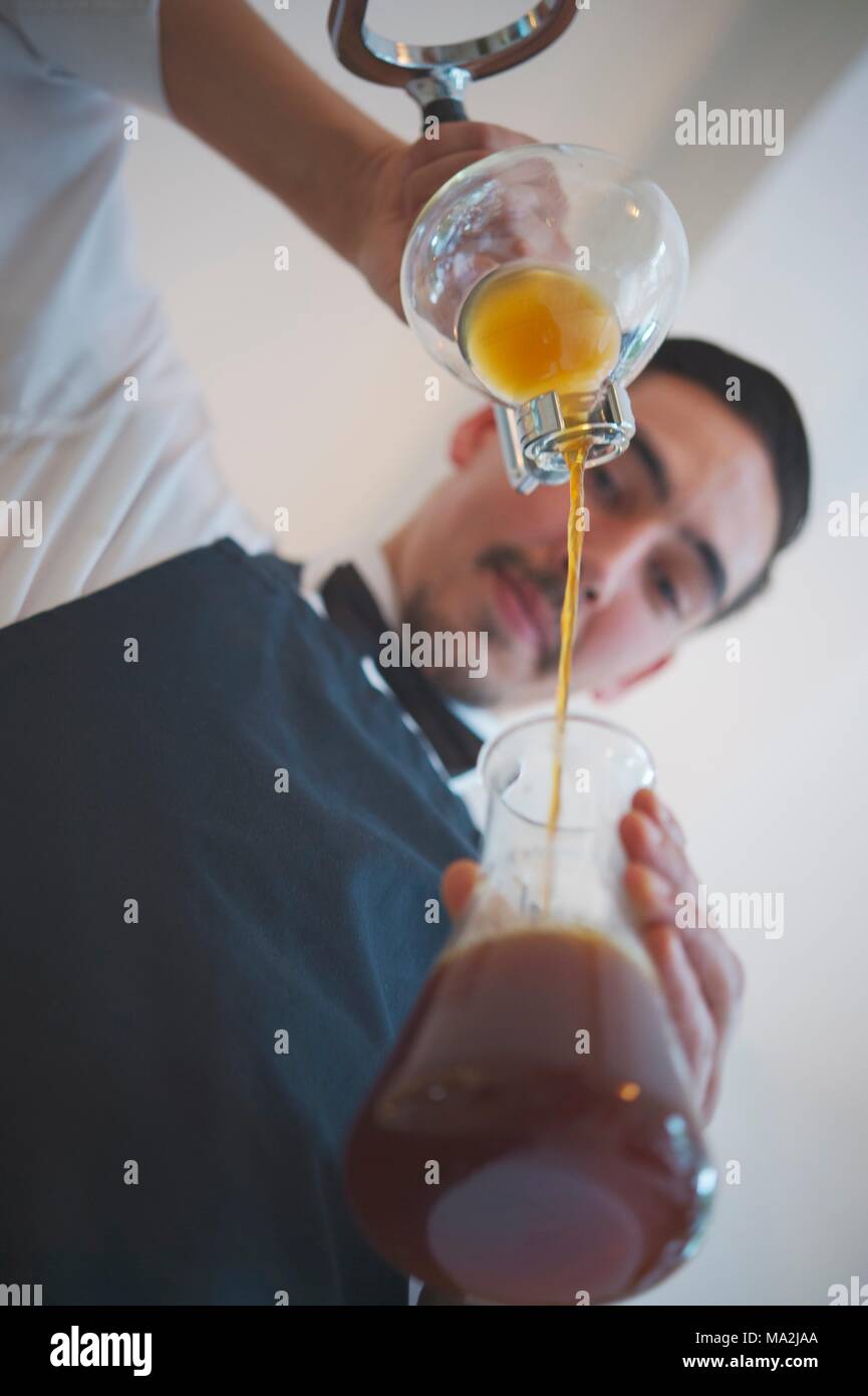 Filter Kaffee gemacht, ein Barista mit einem Siphon in der 'Stockholm Espresso Club" in Hamburg Stockfoto
