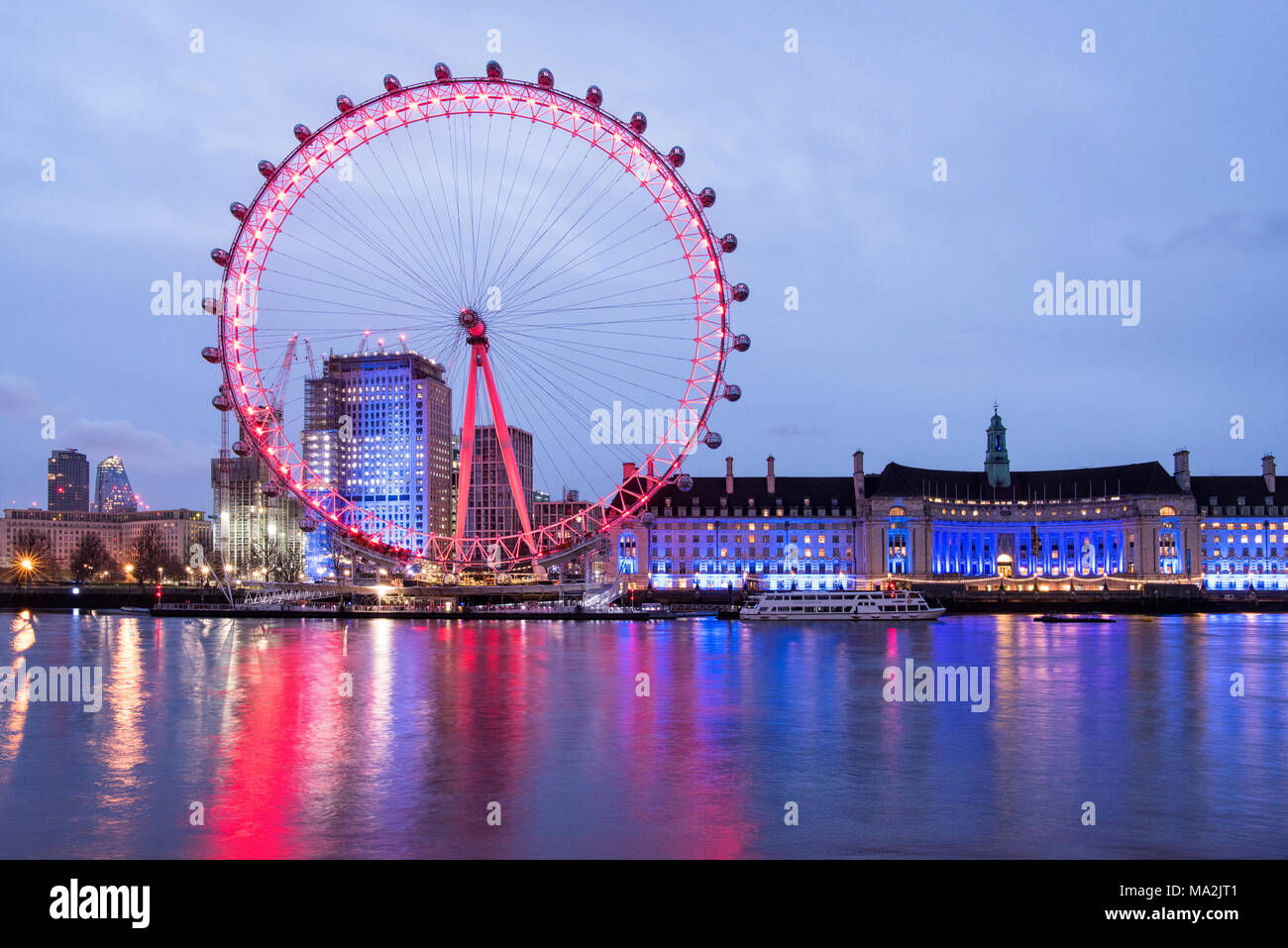 Sonnenaufgang an der Themse, auf das London Eye und der County Hall, London, England Stockfoto