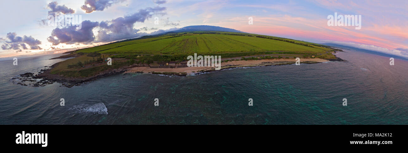 Sieben Bilder wurden für diese Panorama Luftbild von Hookipa Beach bei Sonnenaufgang kombiniert, mit Haleakala im Hintergrund vor der Insel Maui, Hawaii Stockfoto