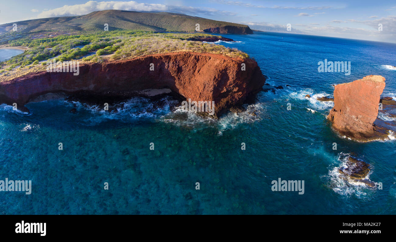 Eine Luftaufnahme von Puu Pehe Rock bei Sonnenuntergang, auch bekannt als "Sweetheart Rock", einer der bekanntesten Wahrzeichen Lanai, Lanai Insel, Hawaii, USA. Stockfoto