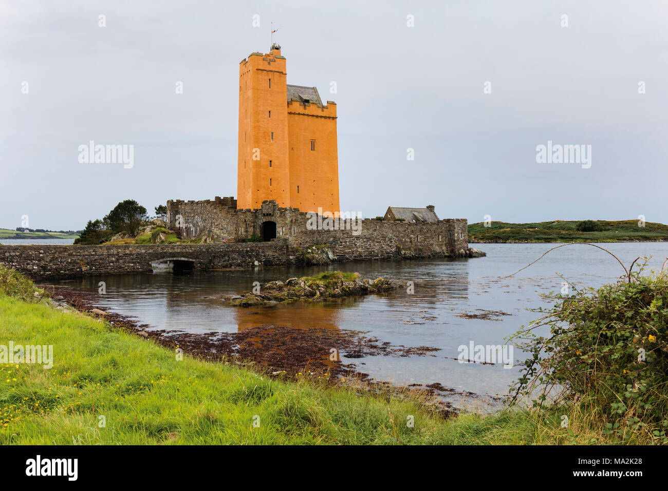 Kilcoe Castle an Roaringwater Bay in der Nähe von Ballydehob, County Cork, Irland. Die Burg wurde ursprünglich im 15. Jahrhundert erbaut und vor kurzem Rest Stockfoto