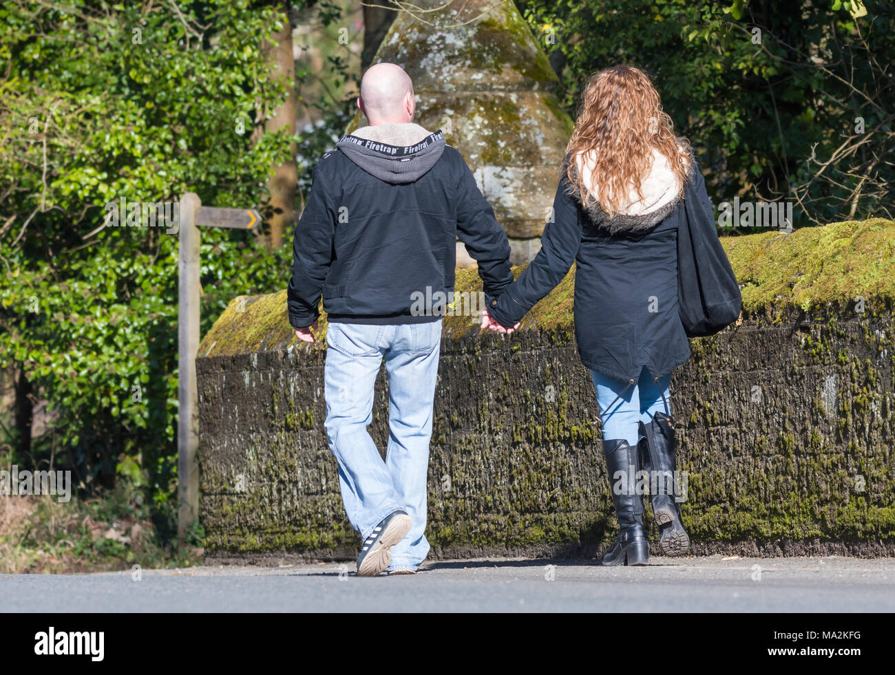 Junges Paar Wandern in der Natur Hand in Hand in Großbritannien. Stockfoto