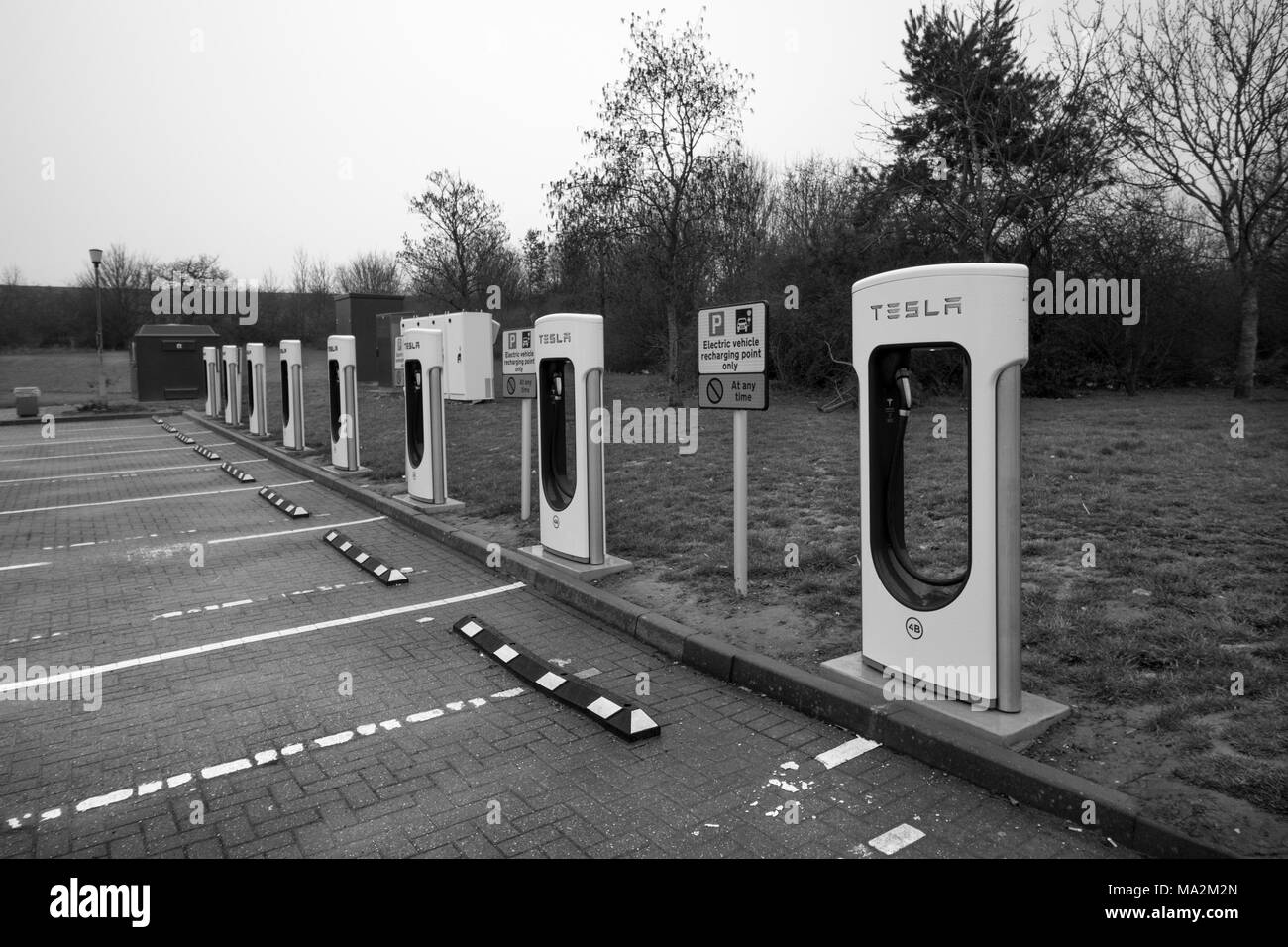 Elektroauto Ladestationen an der Warwick Service Station auf der Autobahn M40 in Warwickshire Stockfoto