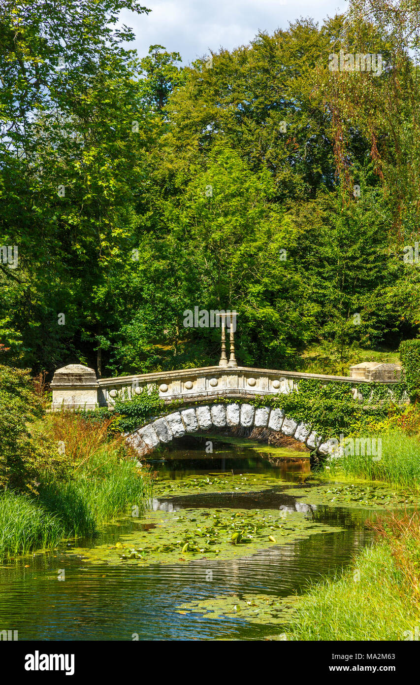 Malerische stil Brücke über einem Wasserspiel auf dem Gelände des Frogmore House, Frogmore Estate, Windsor, Großbritannien im Sommer Stockfoto