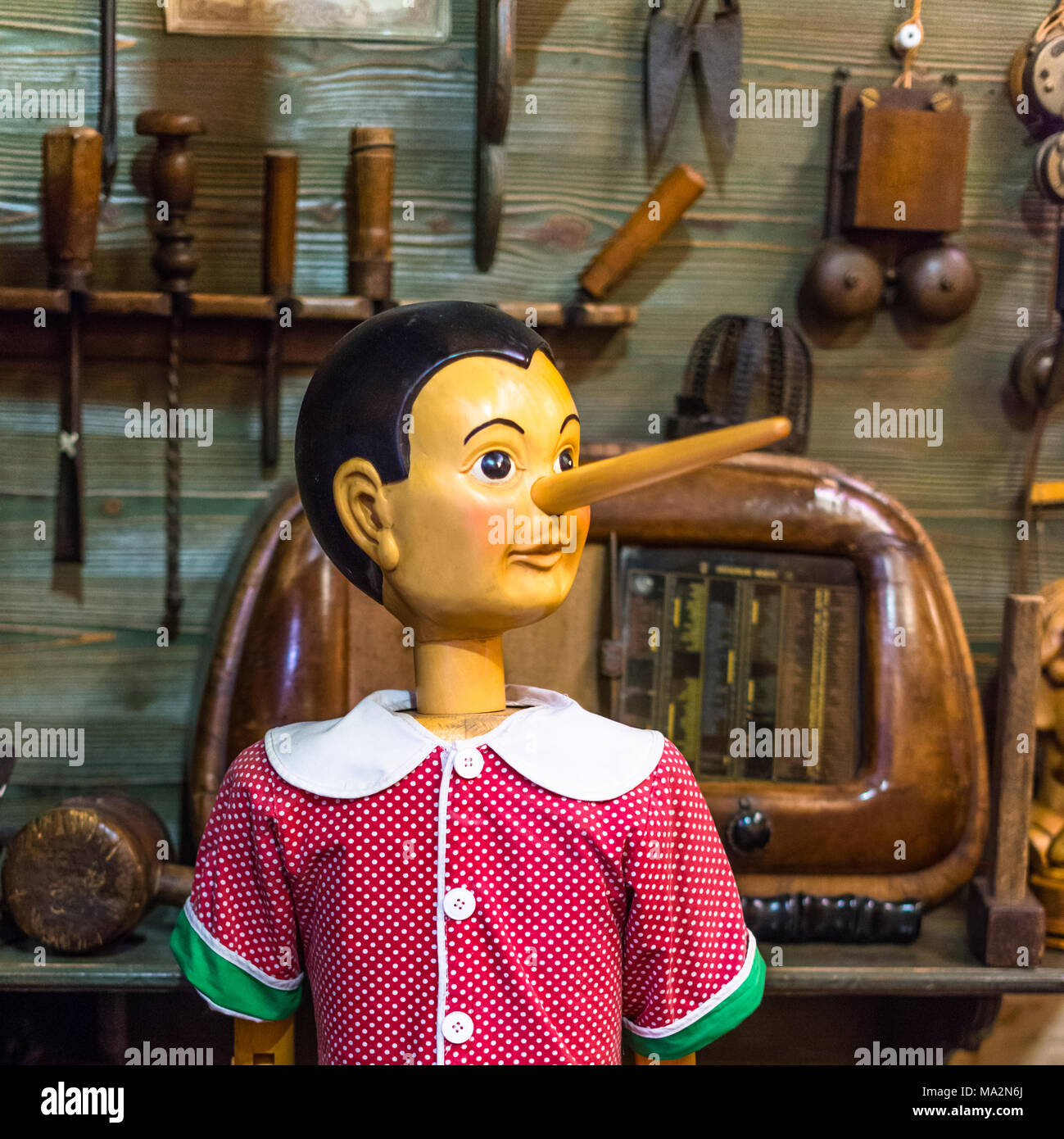 Bartolucci traditionelles Spielzeug Shop mit hölzernen Pinocchio Puppen auf  der Via dei Pastini, Rom, Latium, Italien Stockfotografie - Alamy