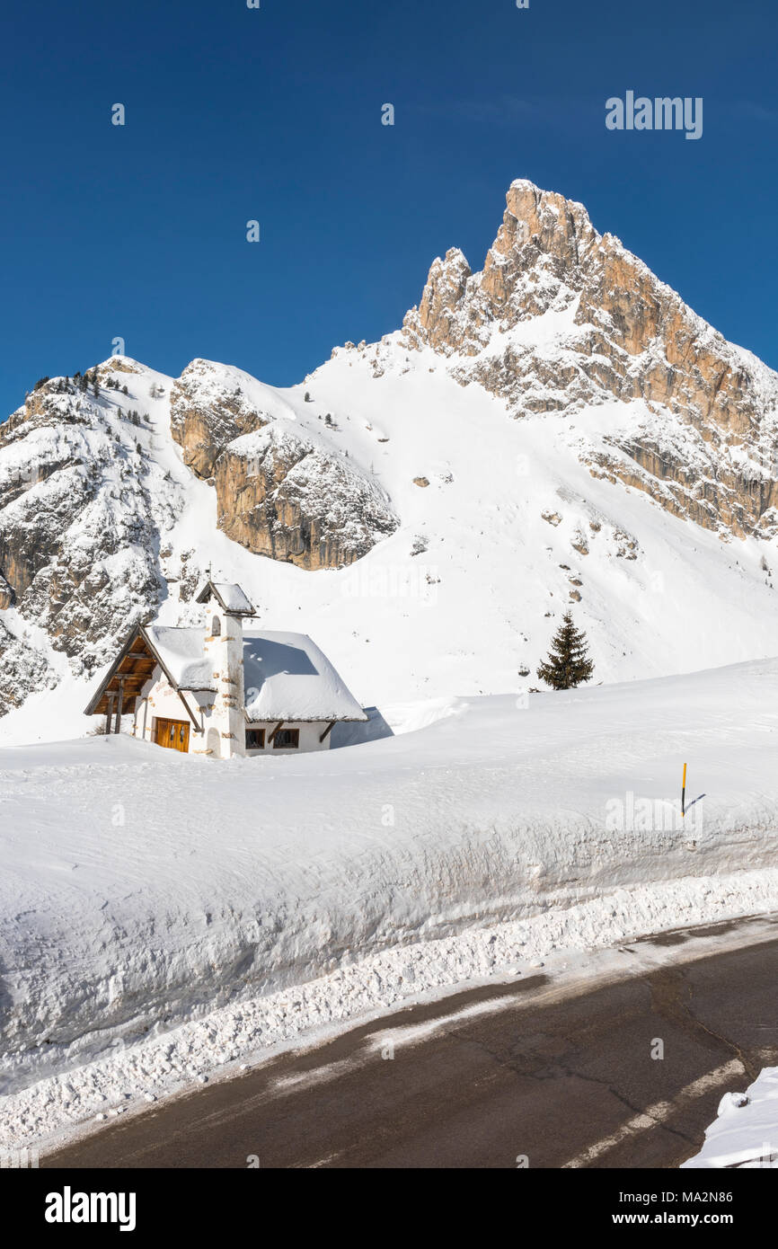 Kirche von Passo Falzarego, Cortina d'Ampezzo Dorf, Belluno, Venetien, Italien Stockfoto