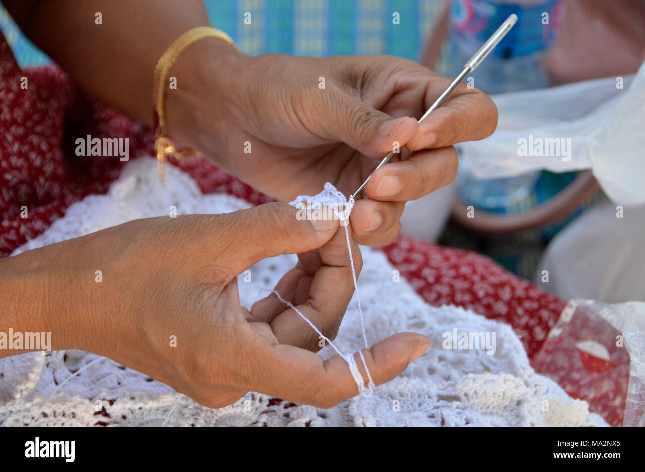 Die kreative Kunst des Häkeln produziert bunte Kleider und nützliche Haushaltsgegenstände, Pattaya, Thailand Stockfoto