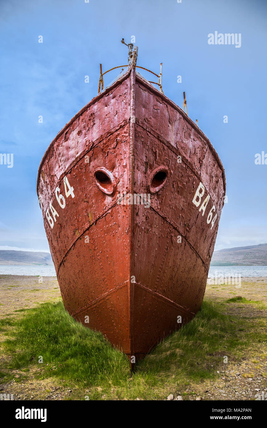 Älteste stahl Schiff in Island aufgegeben Rusty an Land in das Gras, Westfjorde, Island Stockfoto