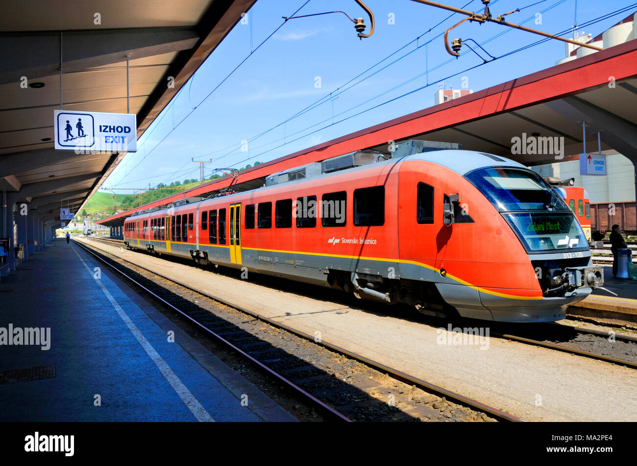 Stajerska Maribor, Slowenien. Hauptbahnhof. Lokaler Zug (Siemens Desiro EMG312 SR31E) an Plattform Stockfoto