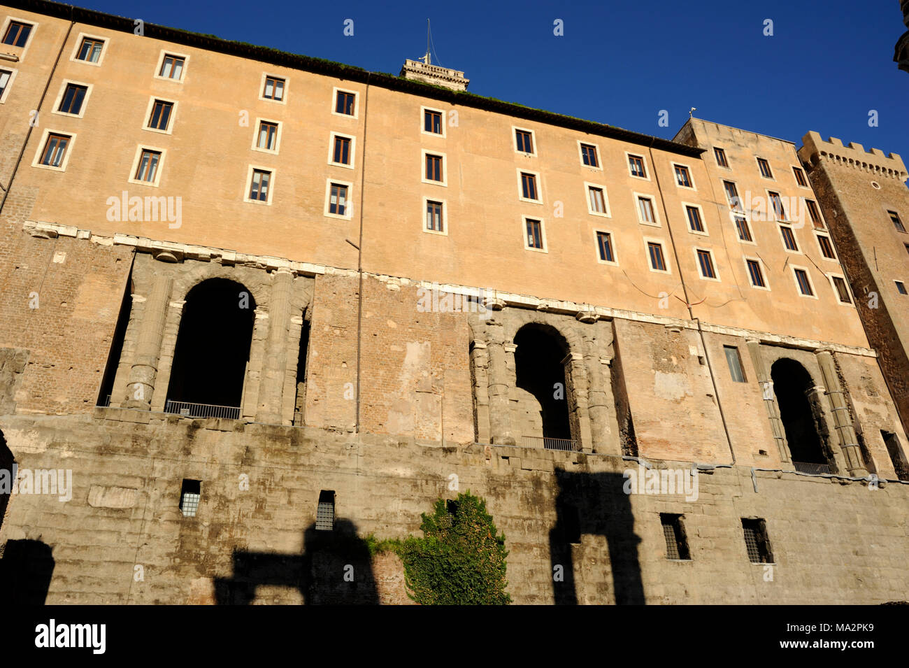 Italien, Rom, Tabularium auf dem Kapitolshügel vom Forum Romanum aus gesehen Stockfoto