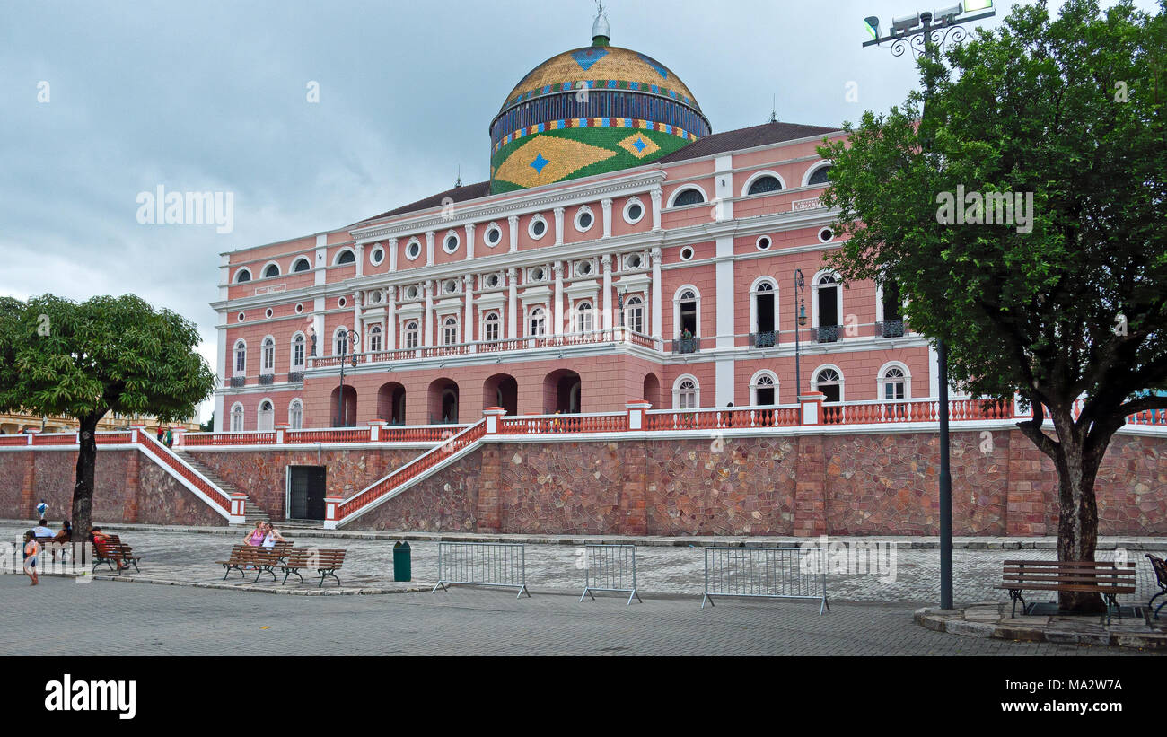 Monument, das Symbol von Manaus der Oper Amazon neben der Oper Saison beherbergt auch das Symphonische Orchester der Amazonas Filarmônica orches Stockfoto