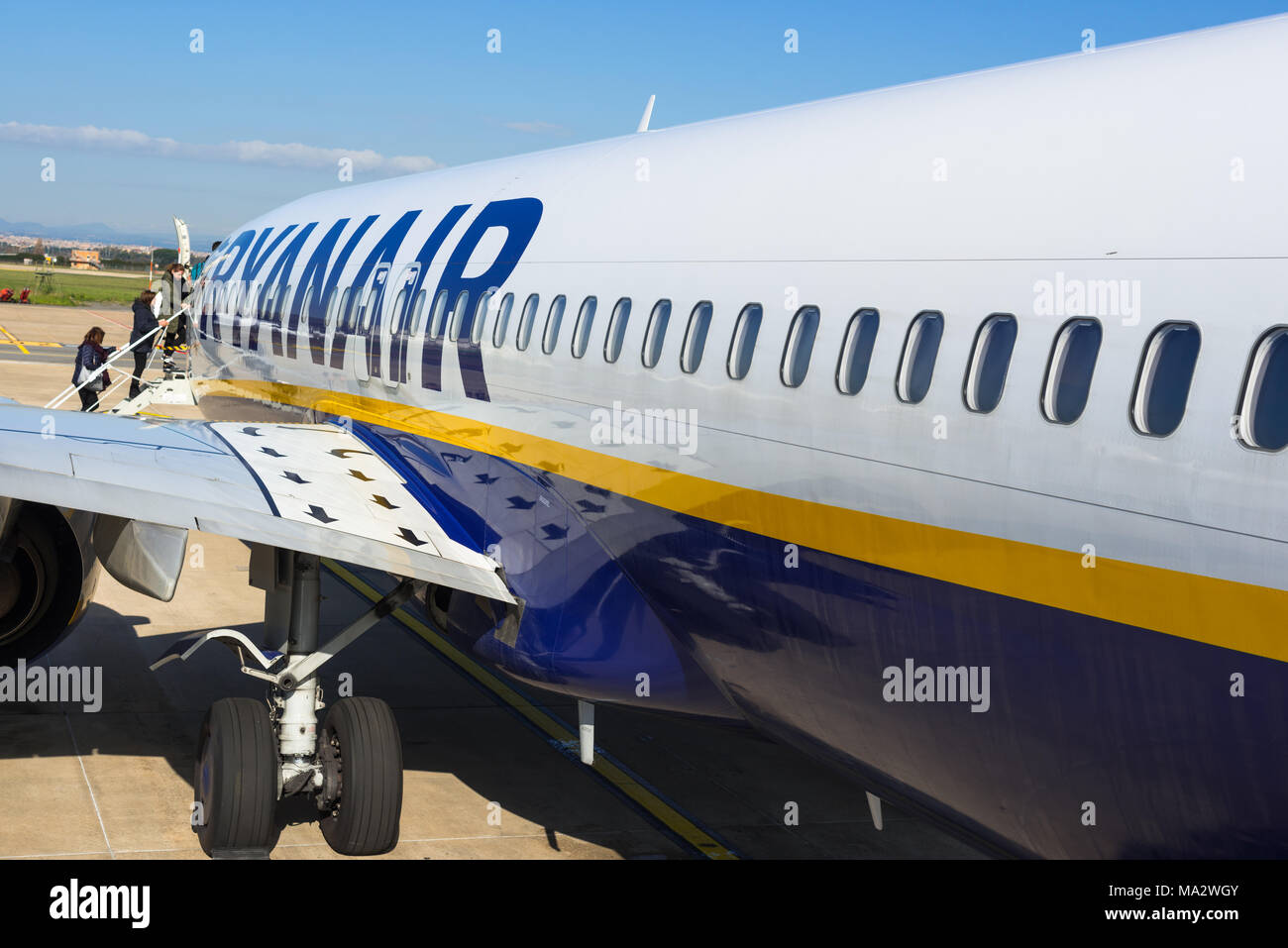 Die Fluggäste einen Ryanair Flug von Rom nach London. Stockfoto