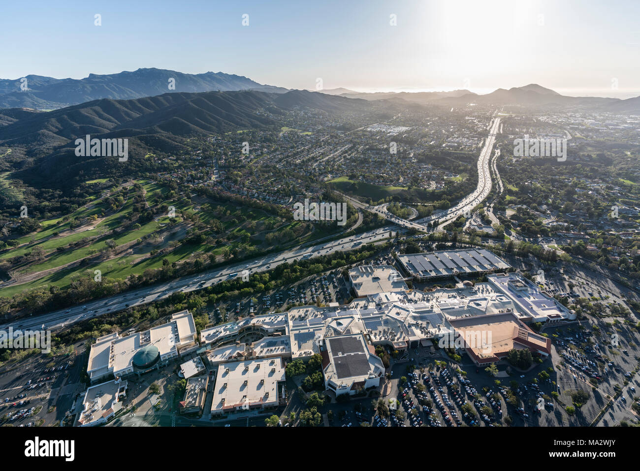 Thousand Oaks, Kalifornien, USA - 26. März 2018: Luftaufnahme von tausend Eichen, Newbury Park, der Oaks Mall und der Santa Monica Mountains in der Nähe von Los Ein Stockfoto