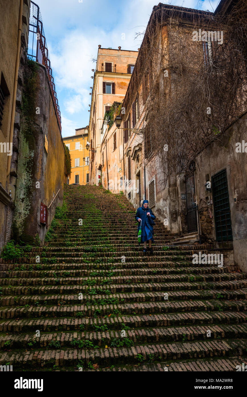 Eine Nonne auf der Via di Sant'Onofrio wird eine steile Treppe, die eine Verknüpfung von bis zu Gianicolo-hügel in Trastevere für Blick auf Rom. Latium. Italien. Stockfoto