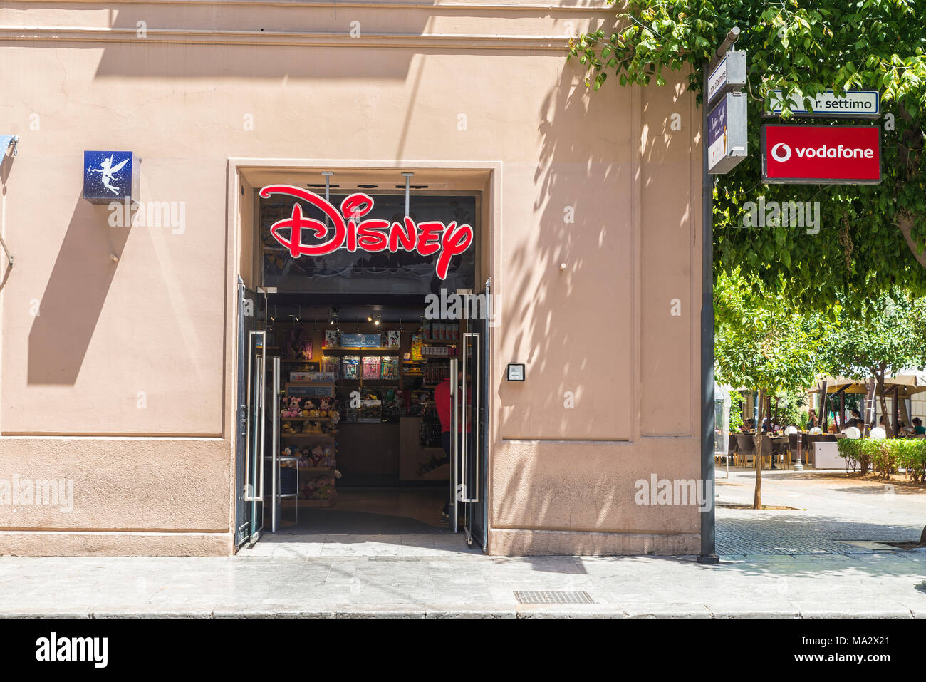 Palermo, Italien - 10 August 2017: Disney Shop neben Vodafone ad im Zentrum von Palermo auf Sizilien, Italien Stockfoto