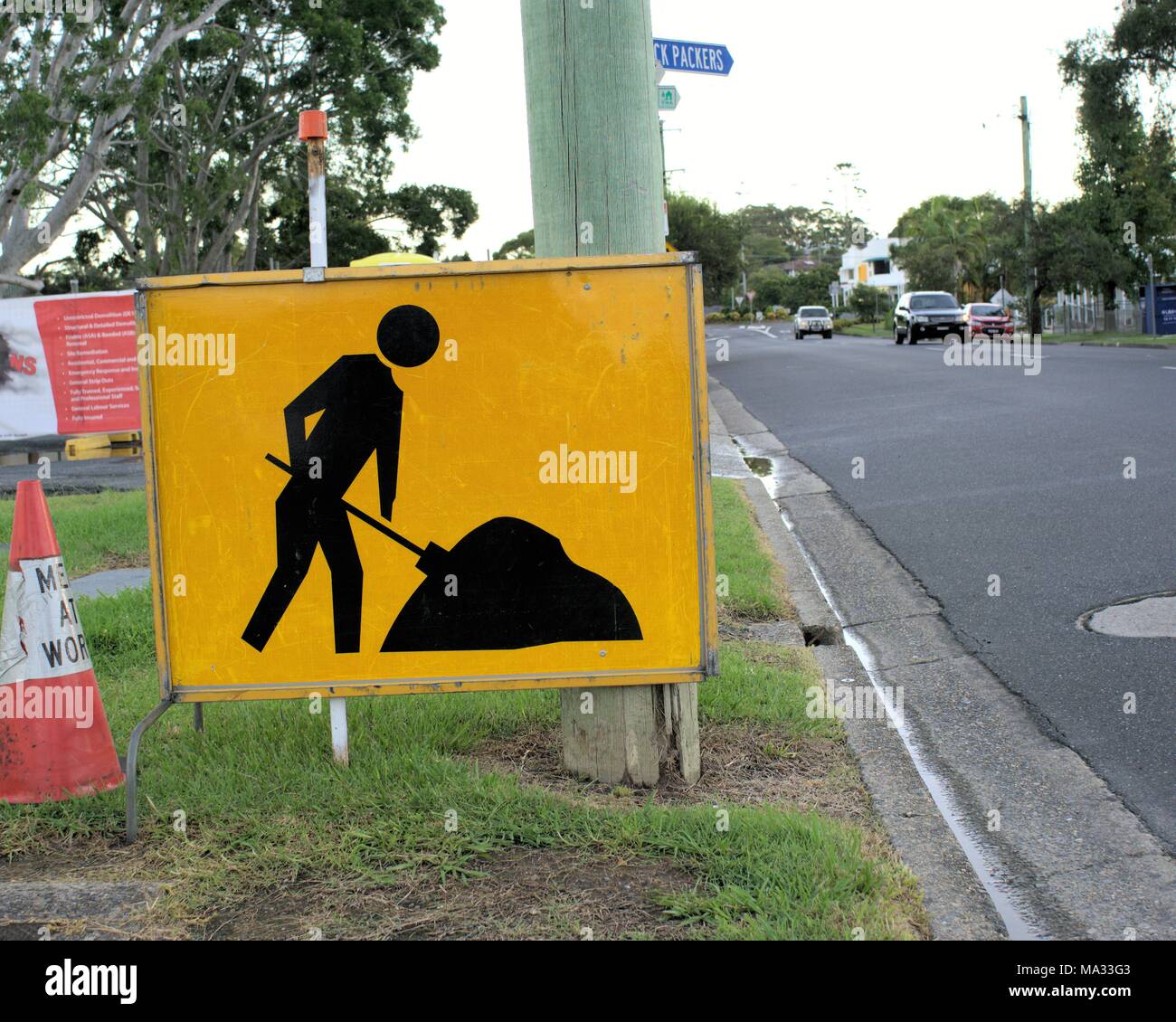 24 März 2018, Coffs Harbour, New South Wales, Australien. Gelbe Schild der arbeitenden Menschen und Männer an der Arbeit Kegel bei der Arbeit vor Ort Stockfoto