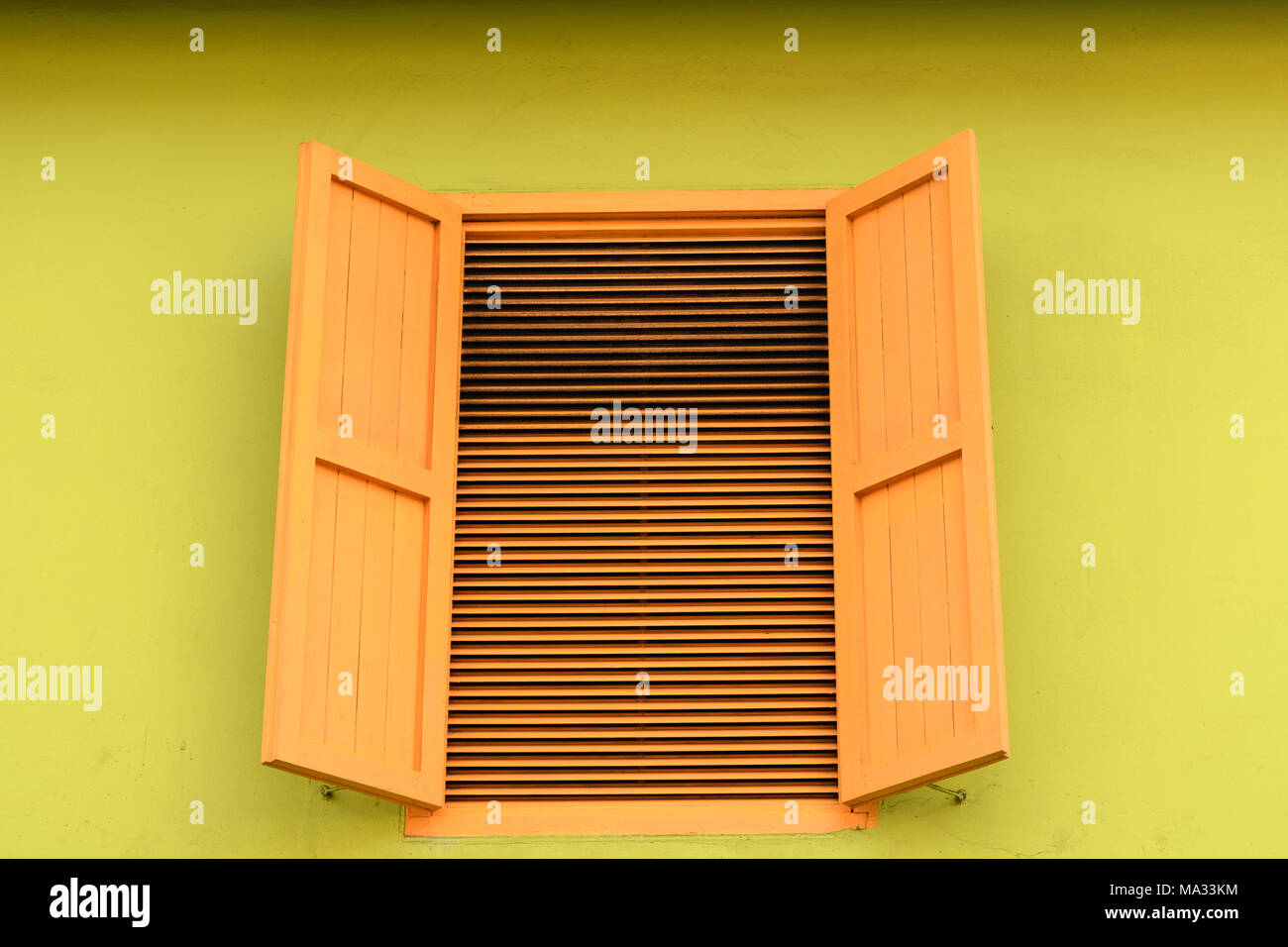 Bunten Fensterläden in Singapur Stockfoto