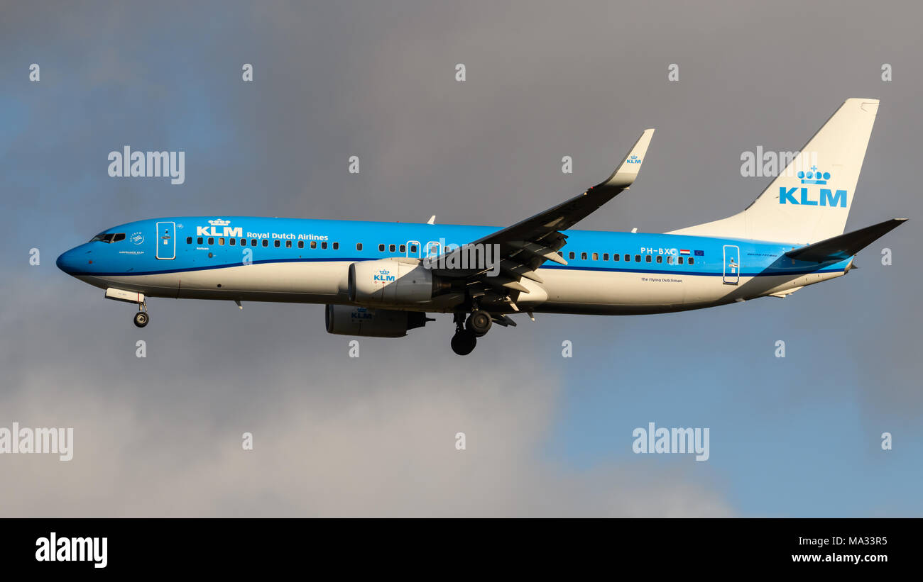Royal Dutch Airlines Boeing 737 Landung am Flughafen London Heathrow Stockfoto