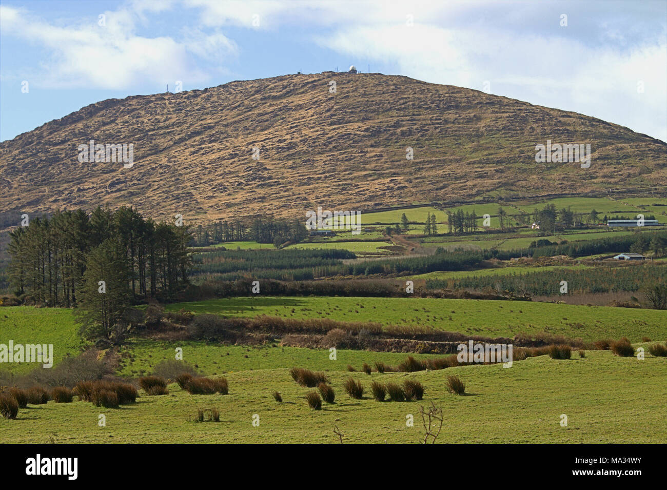 Blick auf Gabriel radar Domes aus der Zufahrt unten zu montieren. West Cork, Irland. Ein beliebter Aussichtspunkt für Touristen und Urlauber Stockfoto