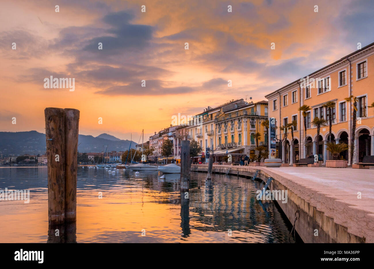 Abendstimmung an der Strandpromenade Lungolago in Salo am Gardasee, Gardasee, Lombardei, Italien, Europa Stockfoto