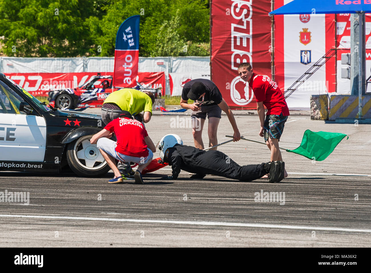 Lemberg, Ukraine - 10. Juni 2017: Unbekannter Racer mit einem Team überprüft und Auto Schaden in der Meisterschaft der Ukraine in Lemberg, Ukraine driften. Stockfoto