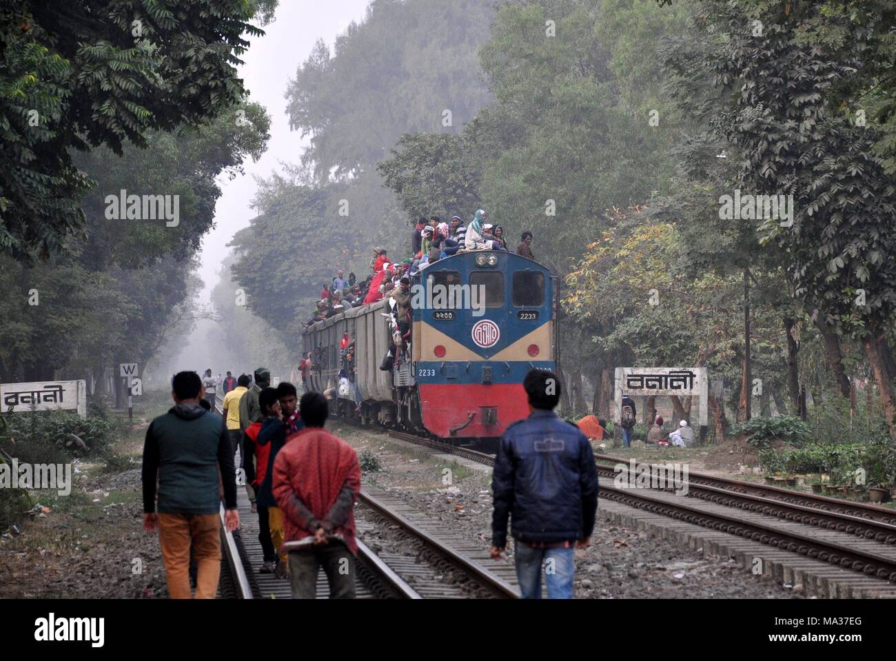 Mit Menschen überfüllten Zug auf dem Dach am 18.01.2015 in Dhaka-Banani - Bangladesch | Verwendung weltweit Stockfoto