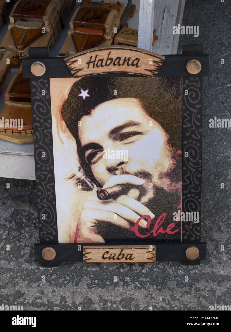 Che Portrait auf ein Souvenir Markt in Varadero: Kuba ist das Symbol der Revolution Che Guevara (1928-1967) hat das Rauchen auf der Insel ungewöhnlich populär. (03 Dezember 2017) | Verwendung weltweit Stockfoto