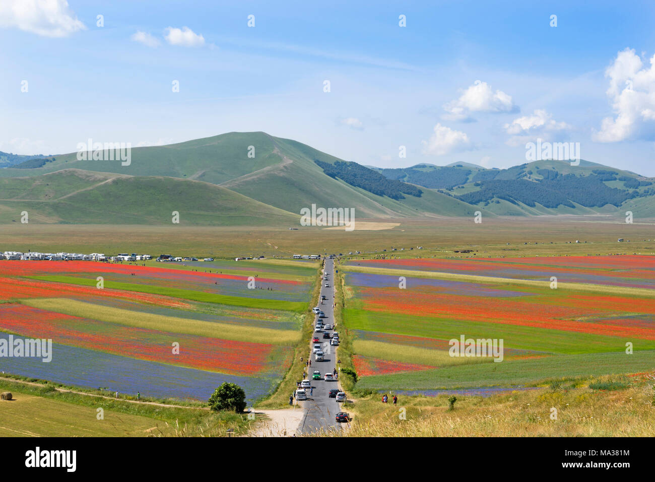 Castelluccio Di Norcia Panoramablick Auf Piana Grande Tal Voller Touristen Und Bunten Blumenwiesen Umbrien Italien Stockfotografie Alamy