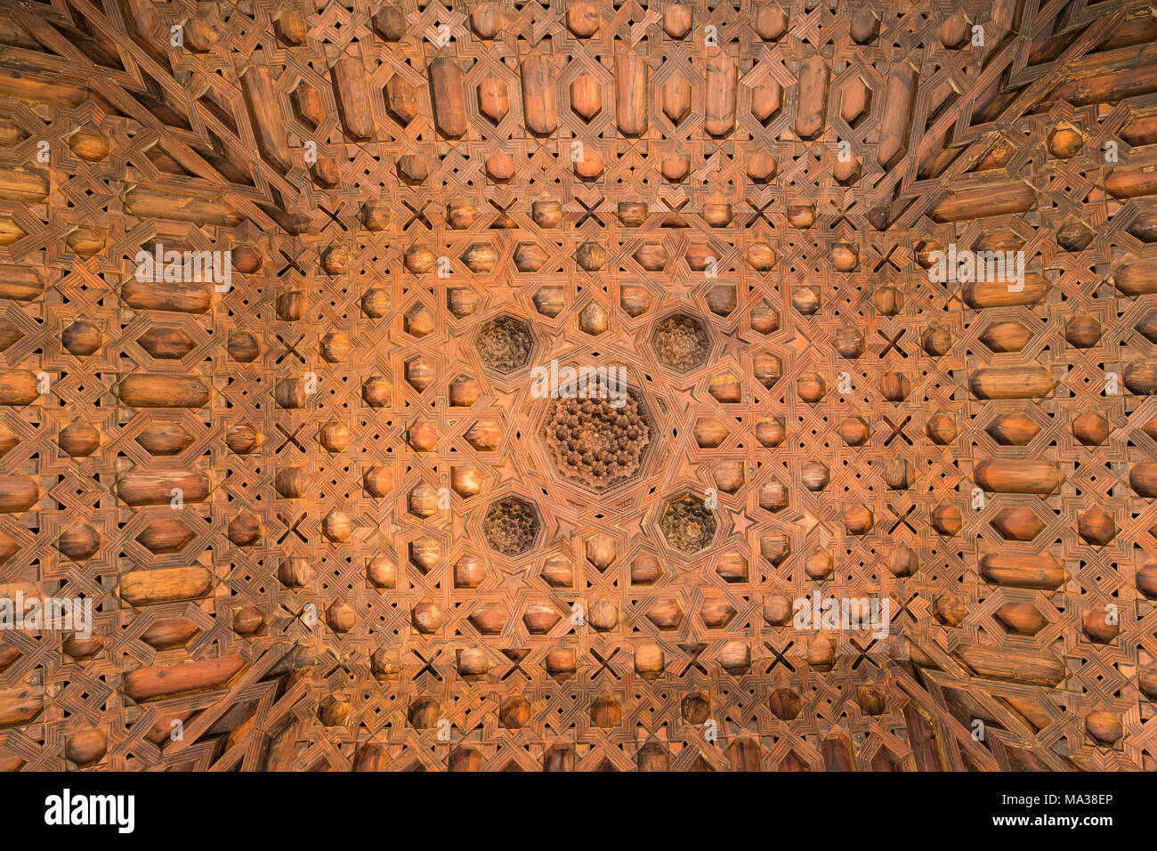 Kunstvollen Holzarbeiten der Mudejar Decke in die Alcazaba von Malaga Andalusien Spanien. Stockfoto