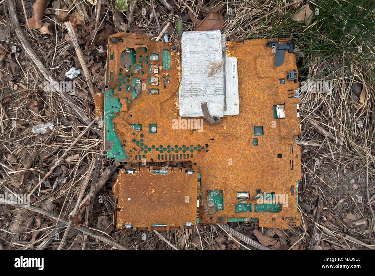 Die rostige Reste von einem Computer motherboard gefunden auf einer Baustelle. Könnte einer der zukünftigen archäologischen Funden aus unserer Zeit, wenn es sich Stockfoto