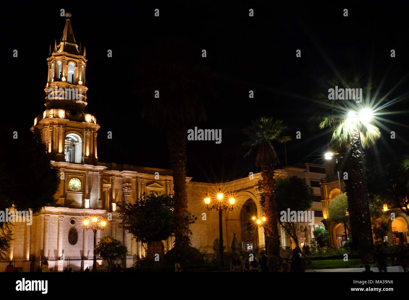 Die Basilika Kathedrale in Arequipa, Peru bei Nacht beleuchtet. Stockfoto