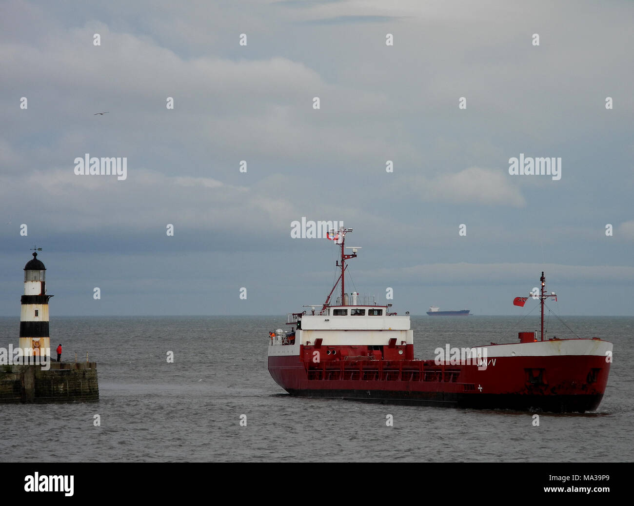 Frachtschiff Jan/V tritt in Seaham Harbour im County Durham, England Stockfoto