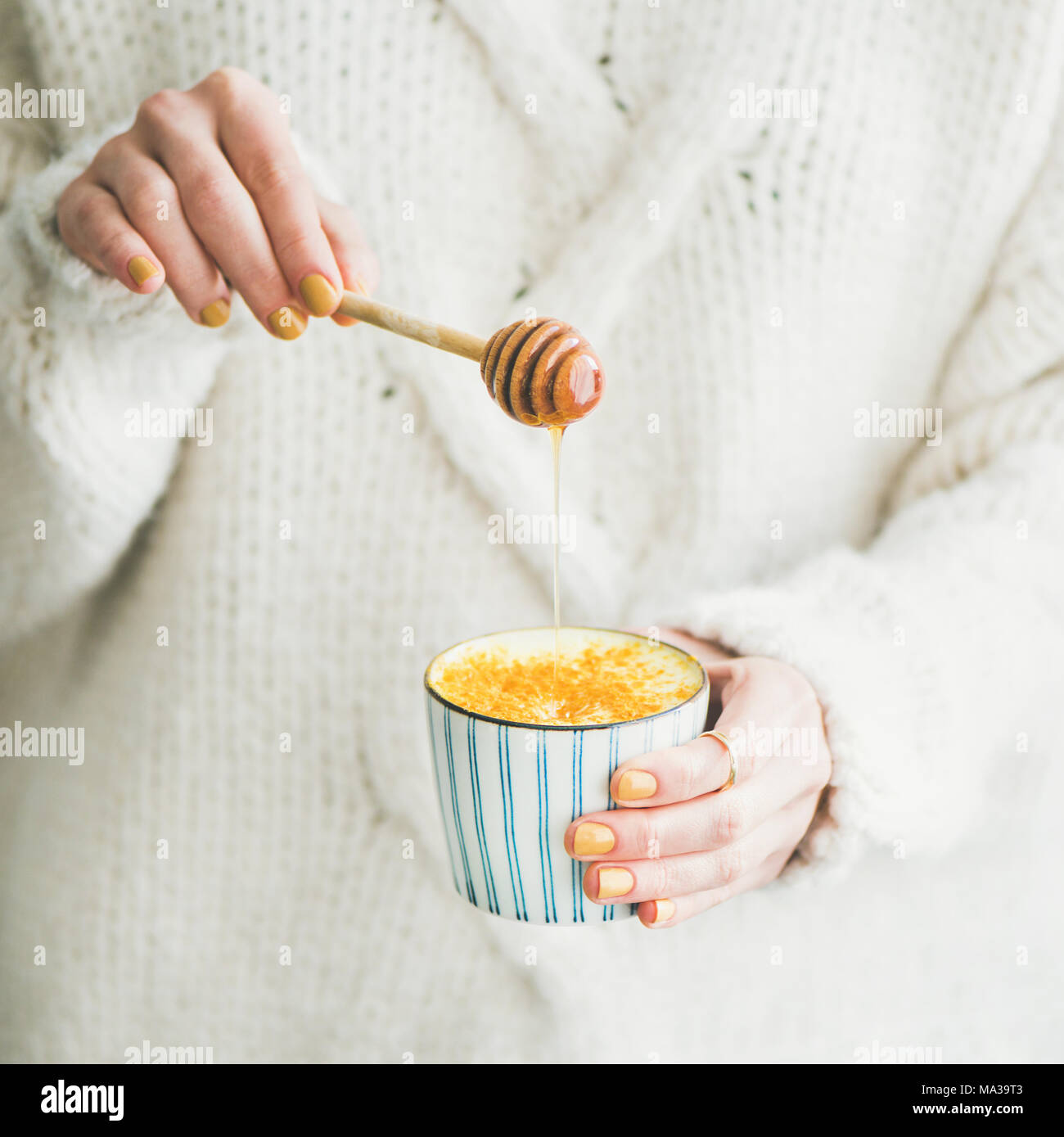 Gesunde Gelbwurz Latte oder goldene Milch mit Honig, Quadrat Erntegut Stockfoto