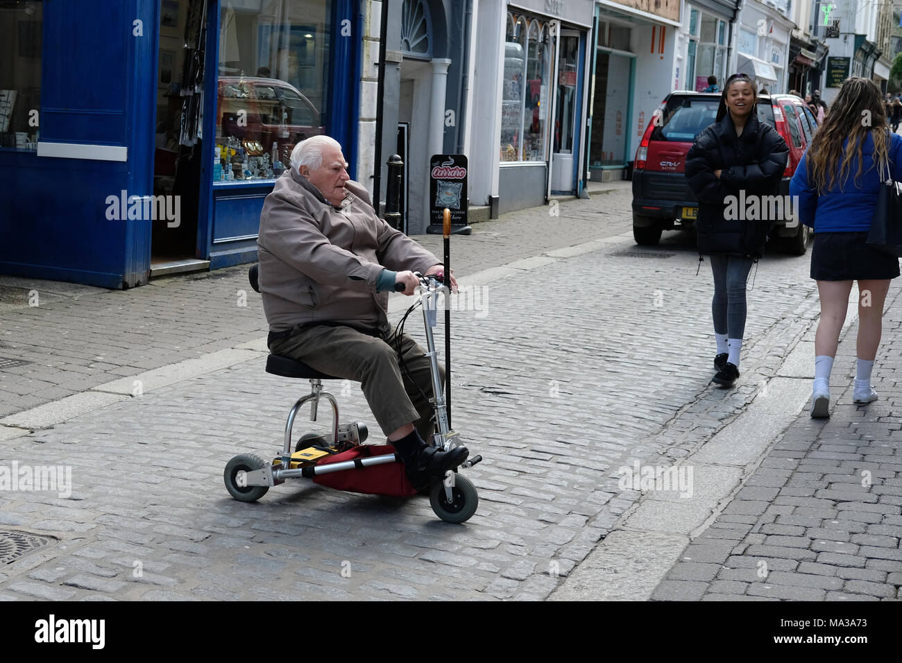 Ein Mann auf einem Mobilität scooter in Falmouth, Cornwall Stockfoto