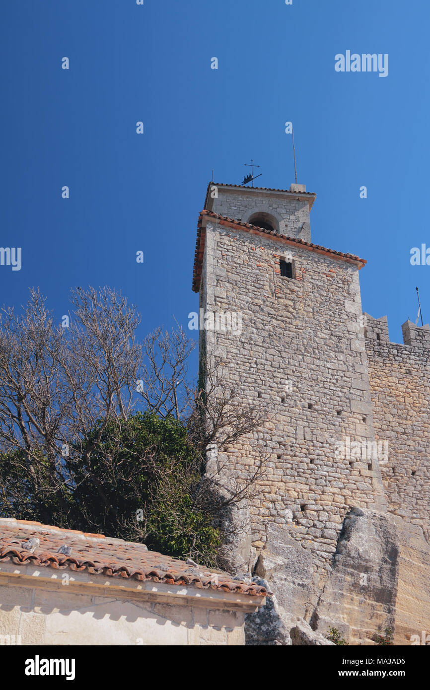 Eckige Turm und Mauer der mittelalterlichen Burg. Guaita, San Marino Stockfoto