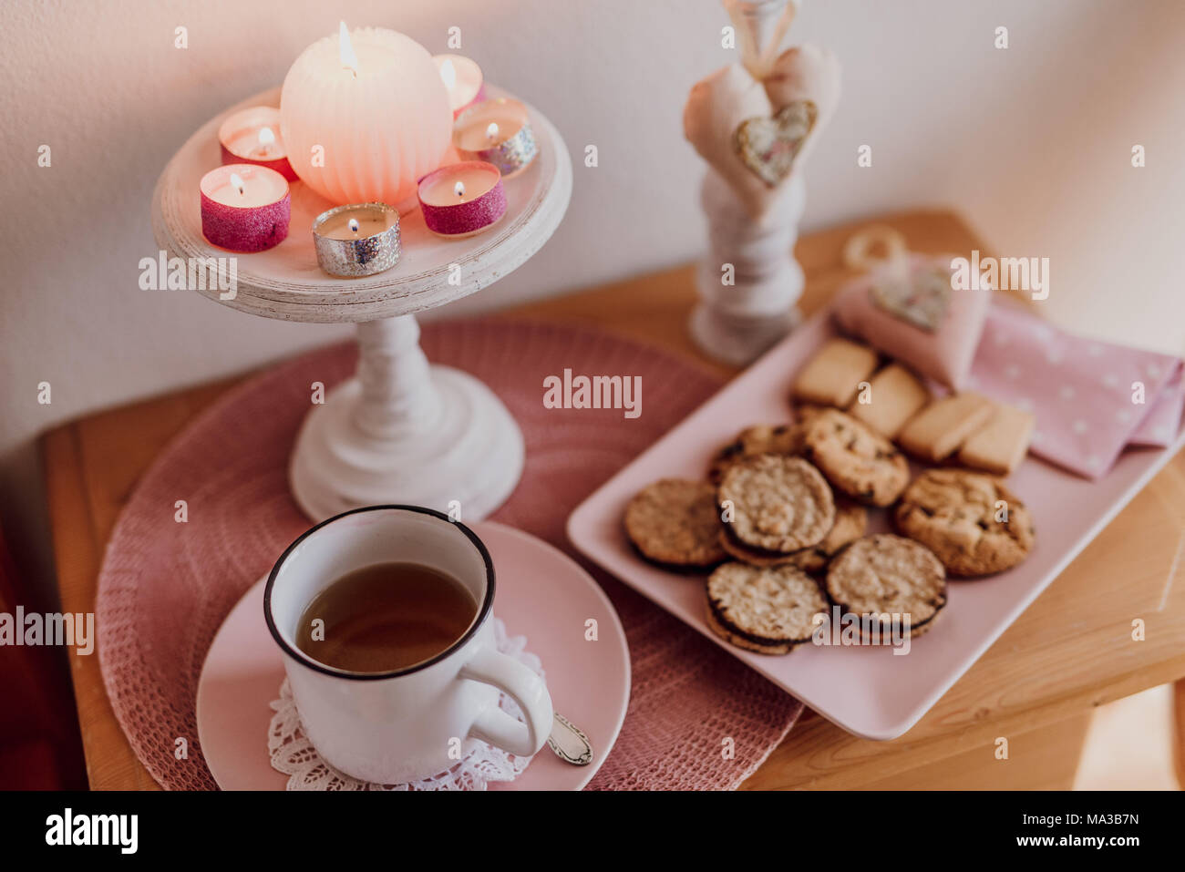 Stillleben mit Kerzen, Tasse und Cookies, detail, Stockfoto