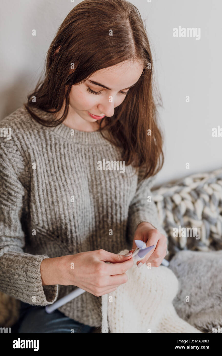 Junge Frau strickt, halb-Porträt, 7/8 Stockfoto