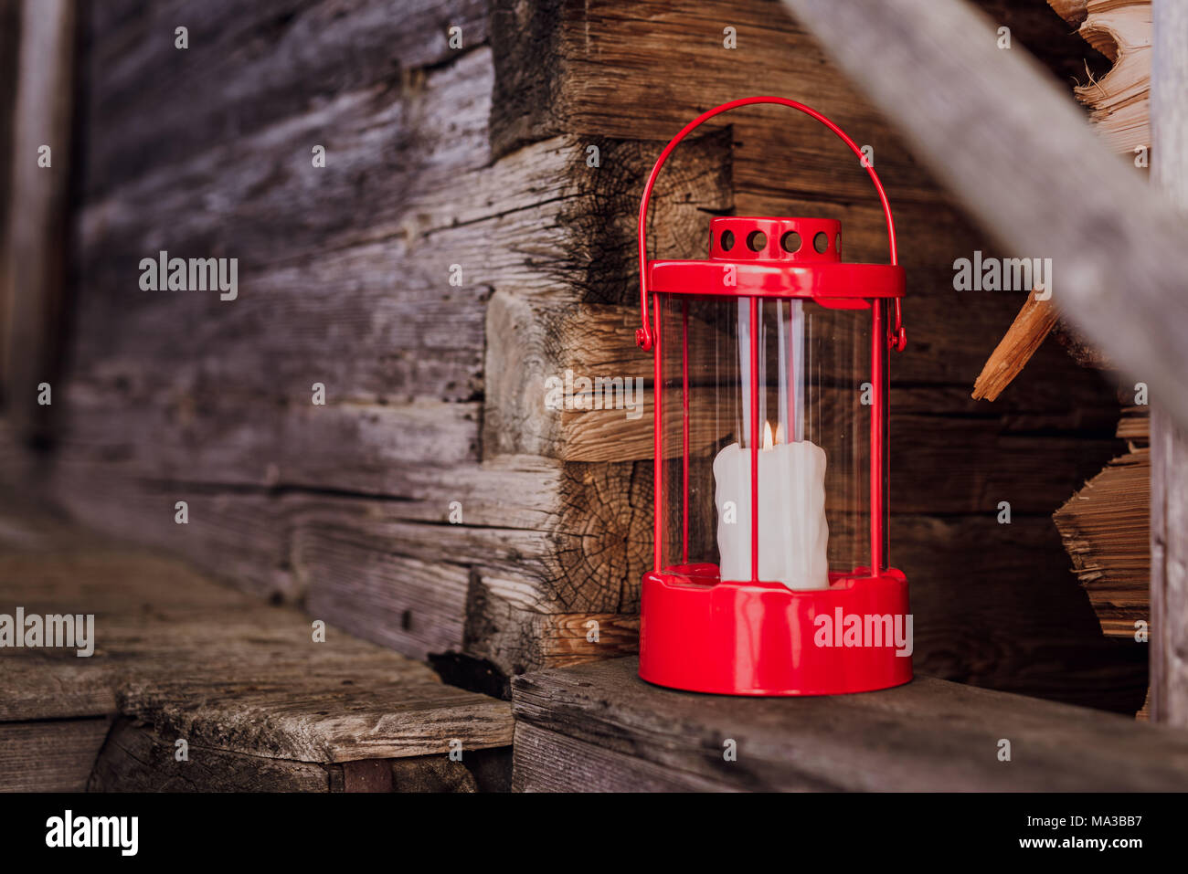 Rote Laterne vor der Holzhütte Stockfoto